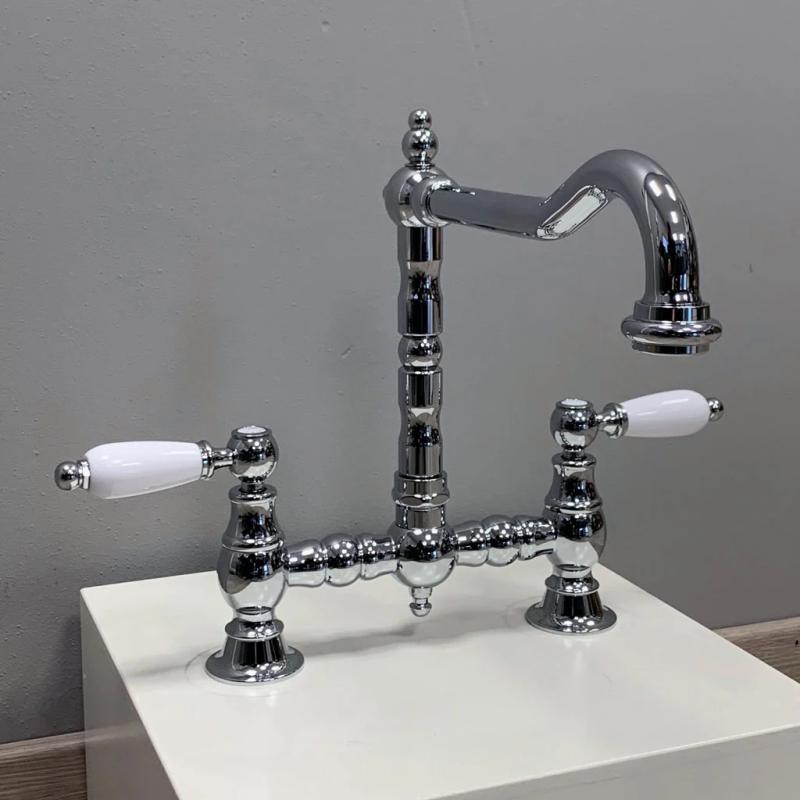 PB Nostalgisk Brokøkkenarmatur Krom vinkeludløb med hvide håndtag PBN.CHR.H.WH