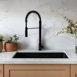 Waterevolution Flow semi-professionel køkkenarmatur mat sort med søjle og fjeder T157PR