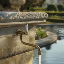 PB klassiek vægmonteret fontænekran med hvidt håndtag til koldt vand og lang tud i bronze 1208853602