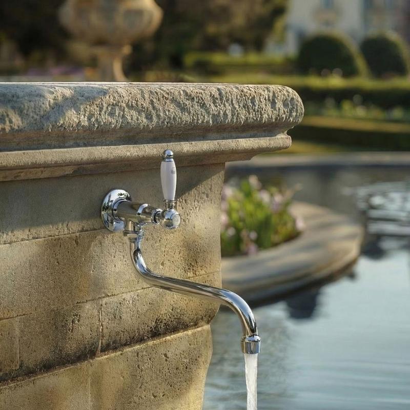 PB klassisk vægmonteret fontænearmatur med hvidt håndtag, koldt vand og lang tud, krom 1208853612