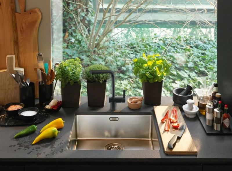 Franke Atlas Neo køkkenarmatur med drejelig tud børstet mat sort 115.0550.424