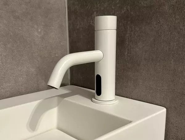 Waterevolution Flow elektronisk håndvaskarmatur med infrarød sensor på 230 volt mat hvid T110EEBR