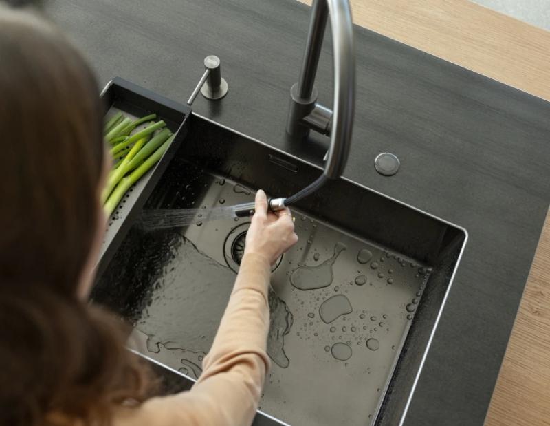 Franke Køkkenarmatur Eos Neo med udtrækkeligt sprøjtehoved pvd gun metal 115.0628.256