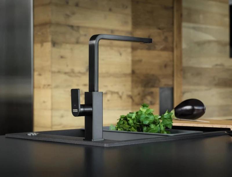 Franke børstet sort køkkenarmatur Mythos med drejelig tud 115.0550.441