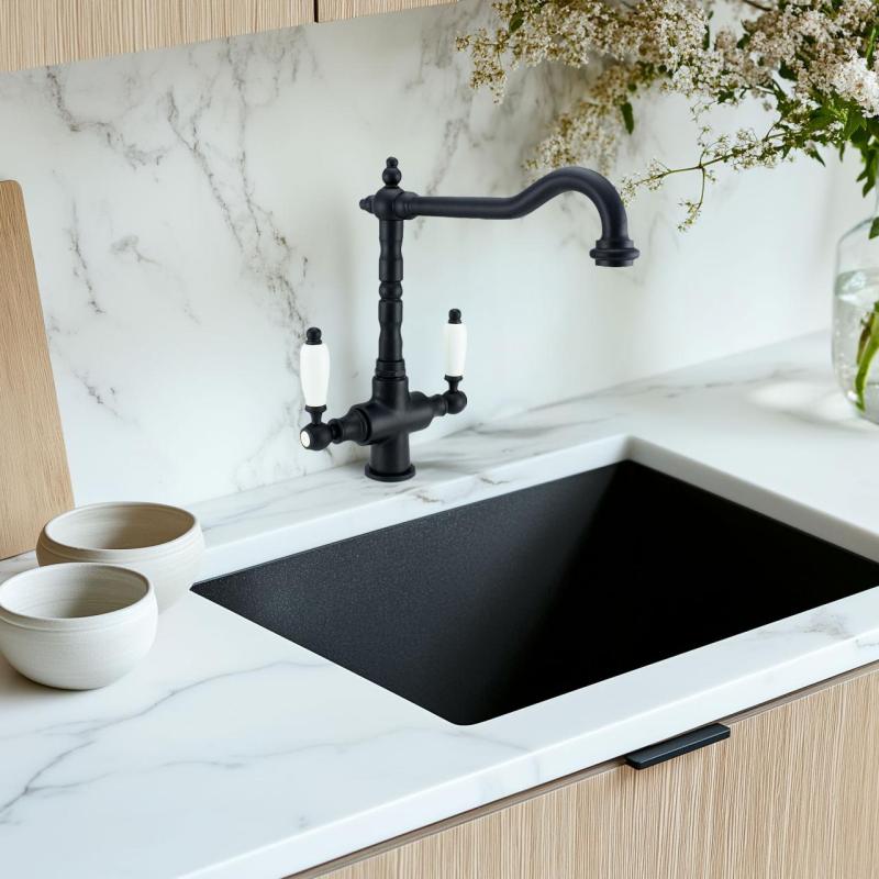 PB Nostalgisk klassisk landlig køkkenarmatur mat sort med hvide håndtag 1208953912