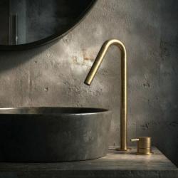 Waterevolution Flow 2-huls håndvaskarmatur børstet messing med høj V 120mm tud T1122VLE