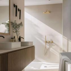 Waterevolution Flow indbygningsbrusesæt med termostat regnbruser og håndbruser børstet light gold PVD