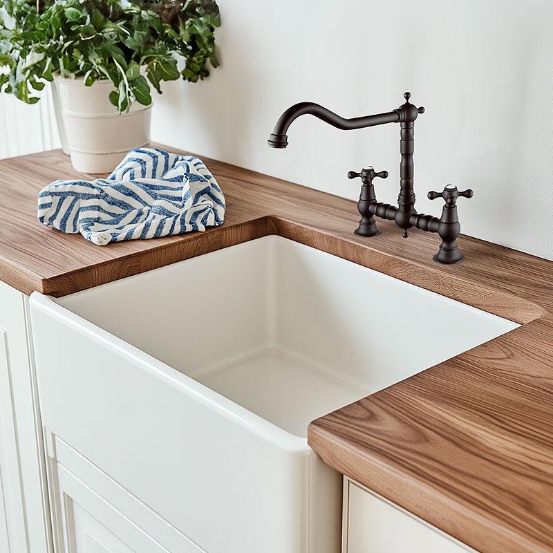 AquaTrimo Windsor 2-huls klassisk køkken nostalgisk bro køkkenarmatur med vinkel tud sort 21WS7653SW