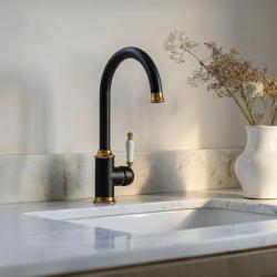 Quadri Værksted Klassisk Nostalgisk Sort med PVD Kobber Finish Køkkenarmatur med Keramisk Håndtag 1208967723