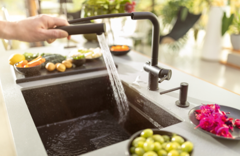 Franke Active Twist Etgrebsblander Sort med Udtrækkelig Tud og Integreret Afløbsbetjening 115.0669.769