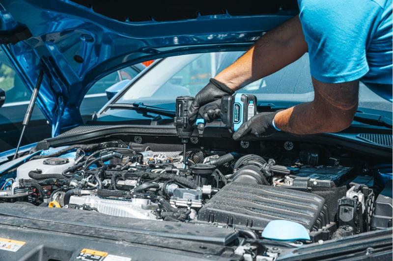 HÖGERT Børsteløs batteridrevet strygejern 18V, sæt med batteri, oplader og tilbehør