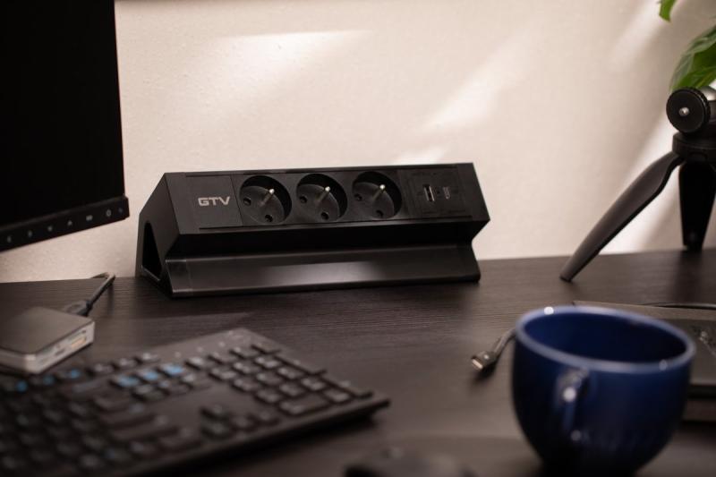 Basco møbelstik, 3 x stik med jordforbindelse, USB A+C, 1,5m kabel, sort med montering