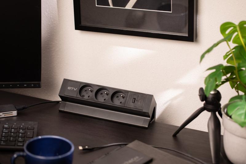 Basco møbelstik, 3 x stik med jordforbindelse, USB A+C, 1,5m kabel, sort med montering