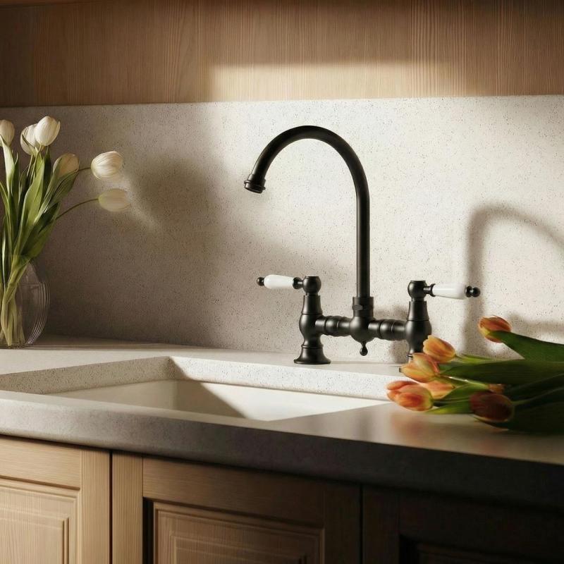 Aquanello Heritage Manor Klassisk køkkenarmatur i nostalgisk stil, sort med hvid håndtag og rund udløber BL-4001-HM