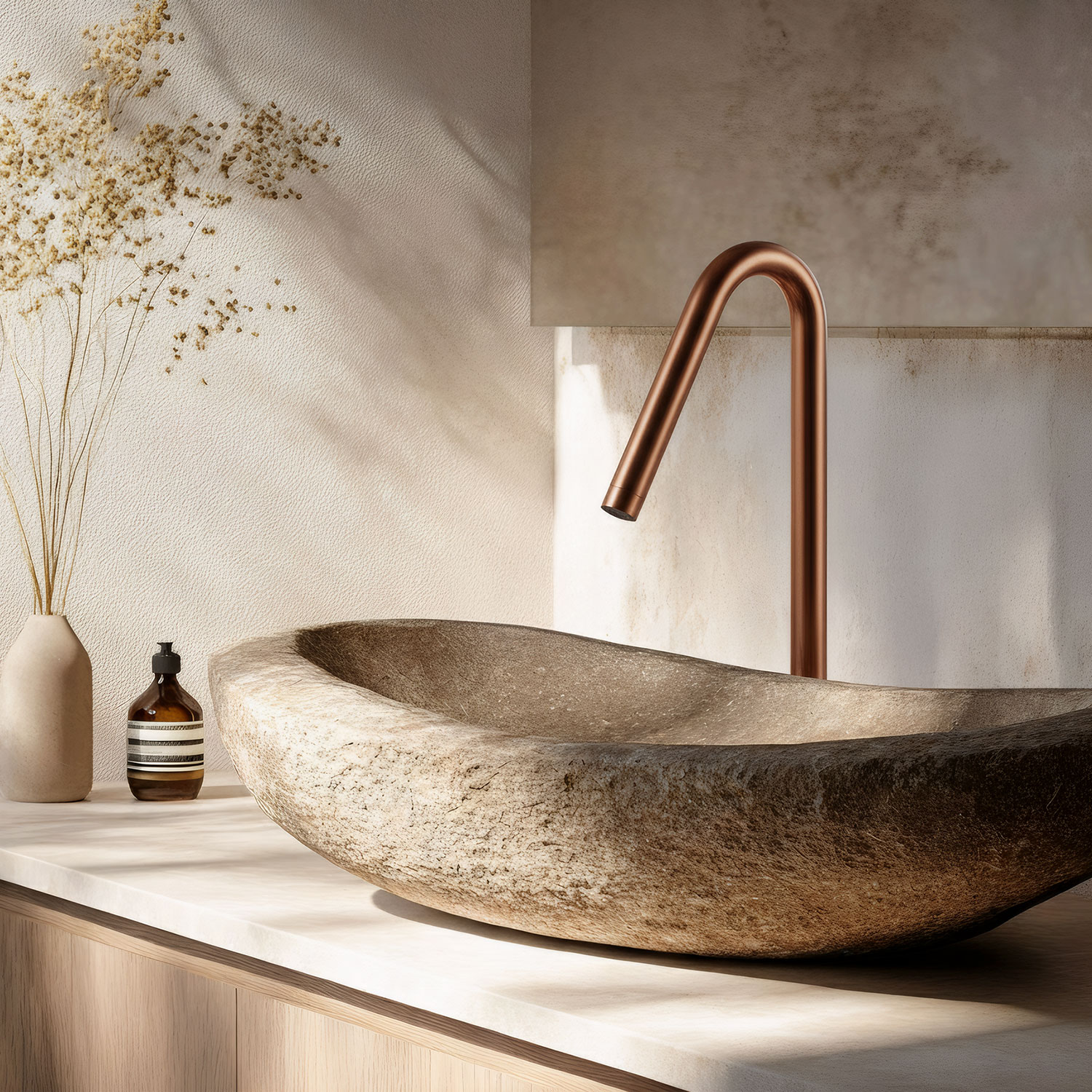 7 måder, hvorpå varme metalliske farver kan løfte et simpelt badeværelsesmøbel