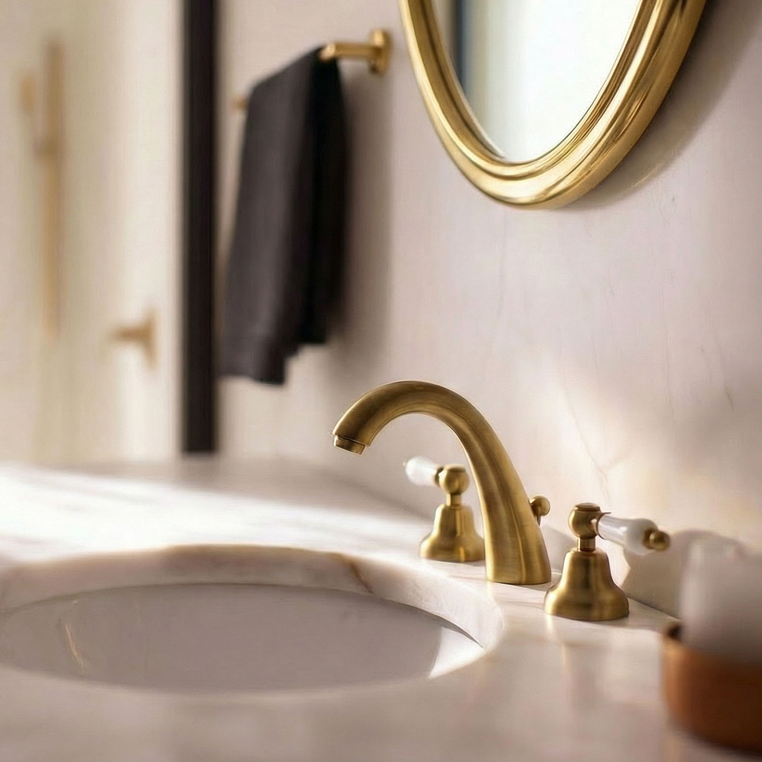 Blanding af metaller: Kunsten at kombinere overflader i badeværelset